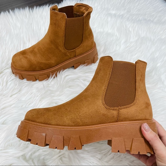 Tan lug sole boot - Picture 2 of 6